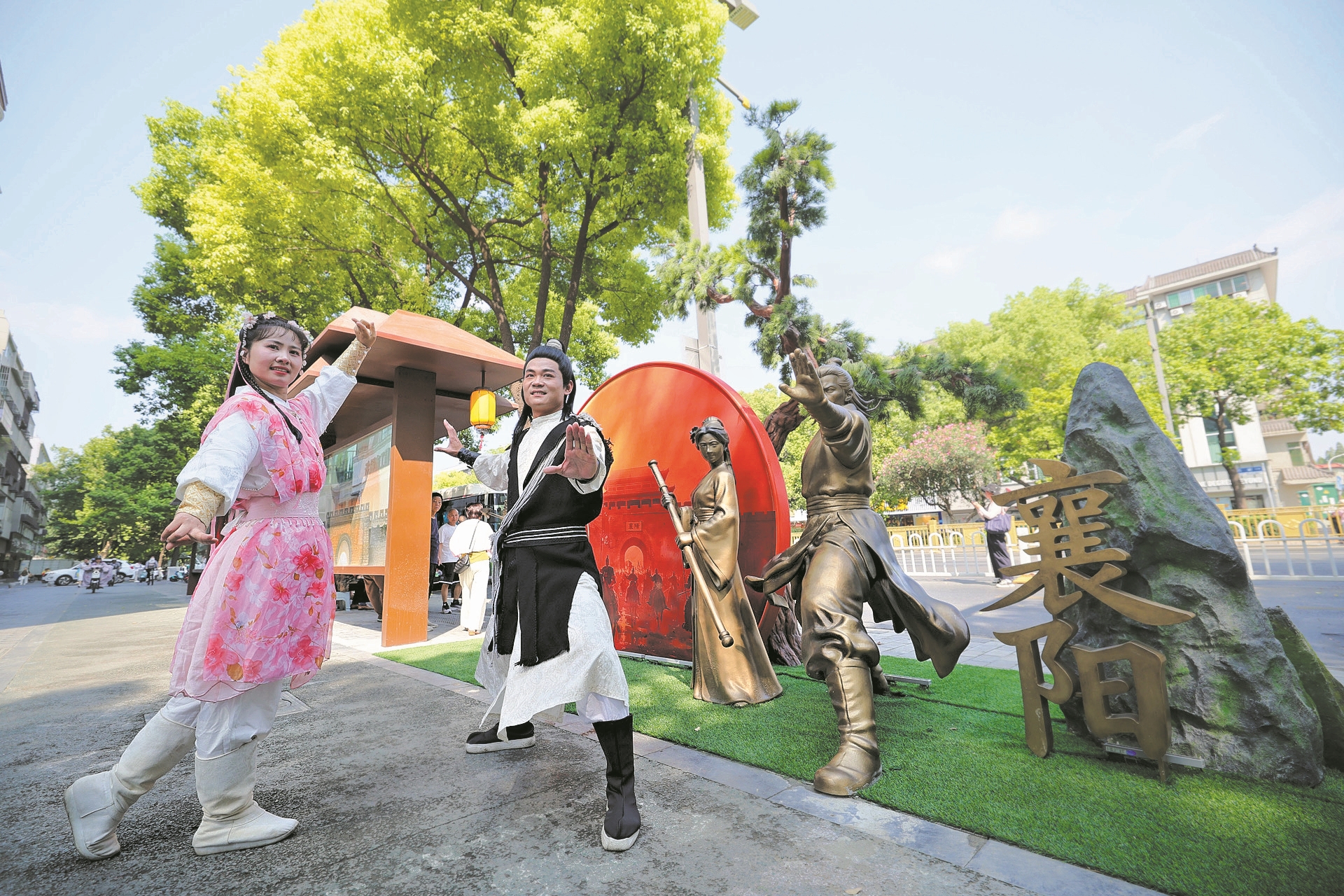 7月24日,“侠义襄阳”主题公交站台亮相古城十字街。新颖的站台设计,成为襄阳古城拍照打卡点。 记者 杨东 实习生 周家贤 李逸涵 摄