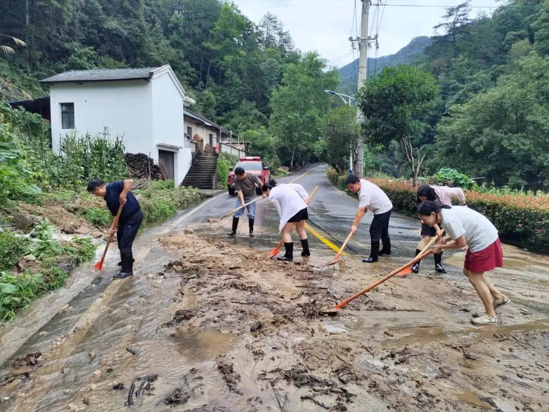 桃花冲景区工作人员清理上山路面，保障游客通行安全。（景区供图）