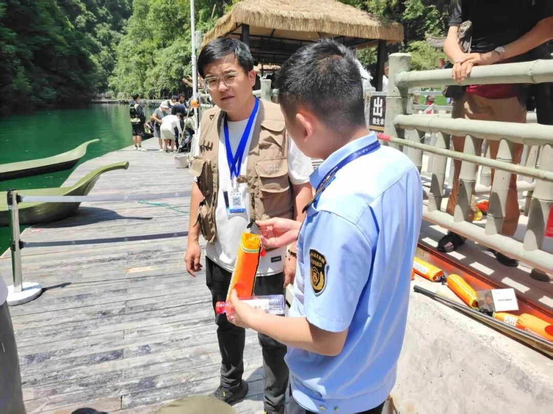 鹤峰文旅局执法队人员检查屏山峡谷景区防汛应急安全落实情况。（景区供图）