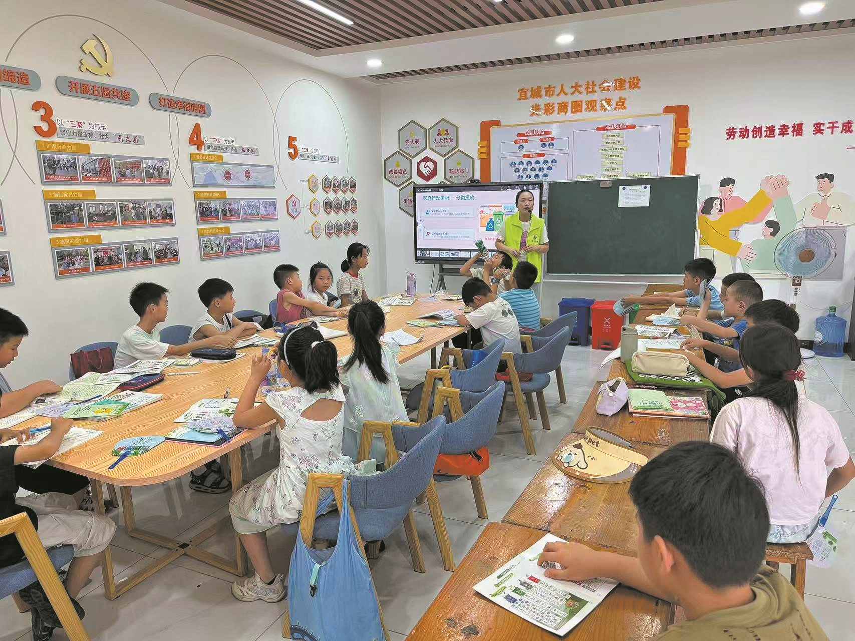 宜城市光彩商圈爱心托管班的孩子在上课