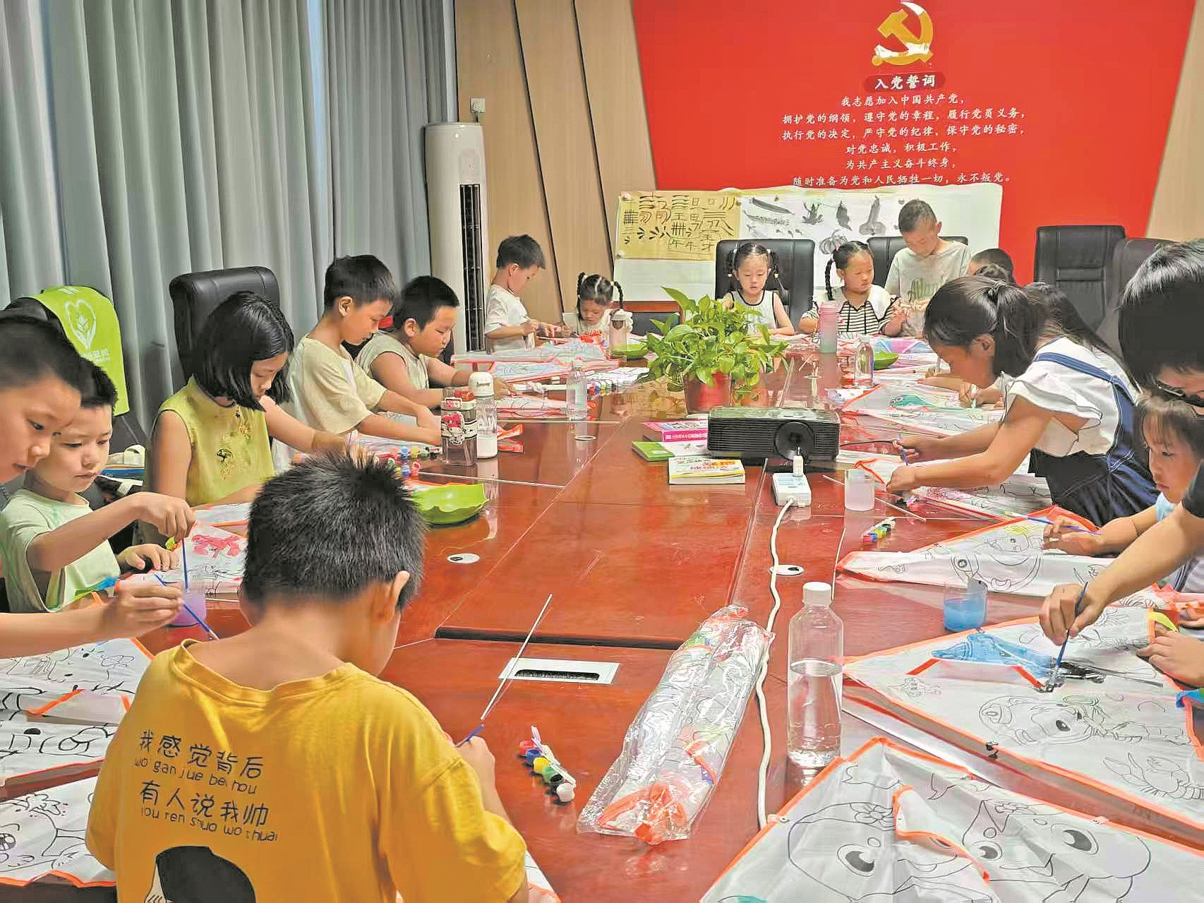 襄州区梁咀村爱心托管班的孩子在上课