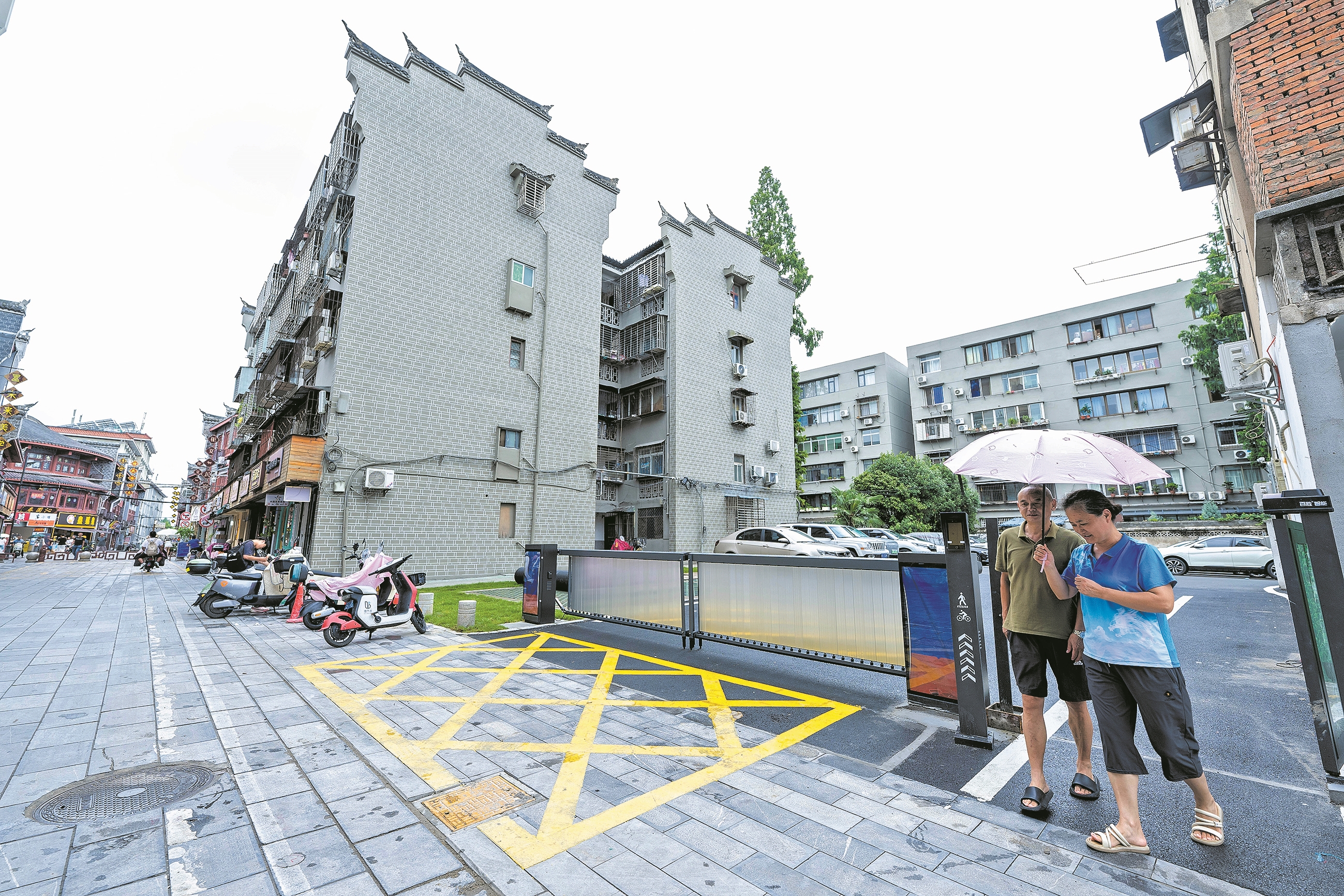 “拆墙并院”后的襄阳日报社家属院,居民出行更加便捷(7月28日摄)。记者 江旭东 摄