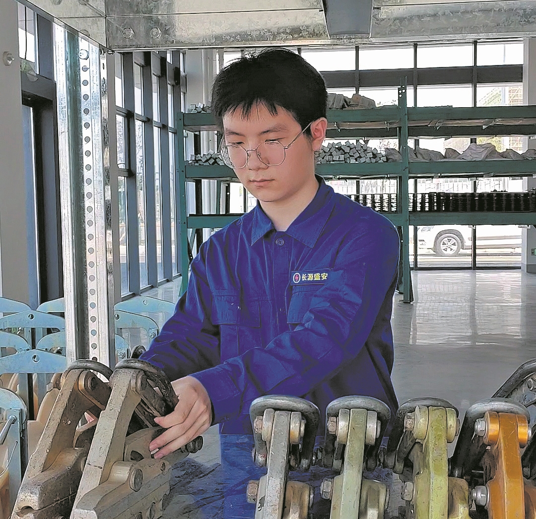 邓肇肸在仓库里码放货物