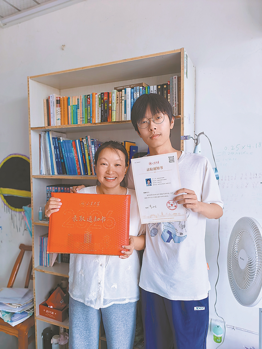 雷振与妈妈展示大学录取通知书