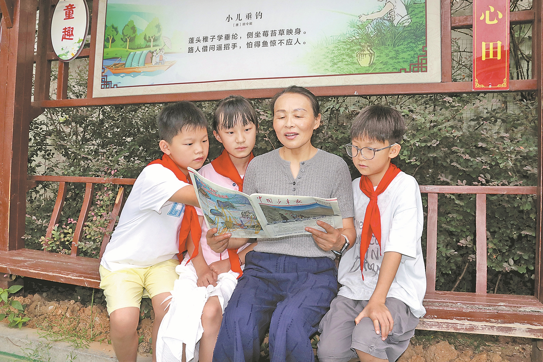 胡先兰和学生在一起。