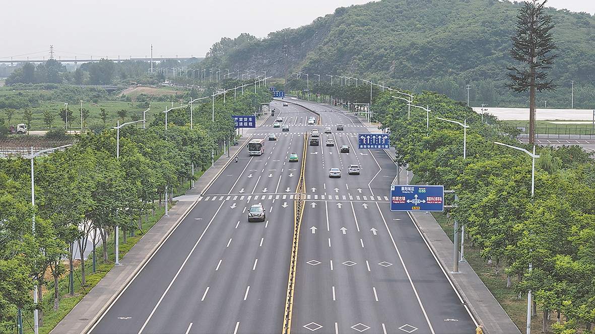 8月5日航拍的隆中大道。 记者 李旭晖 摄