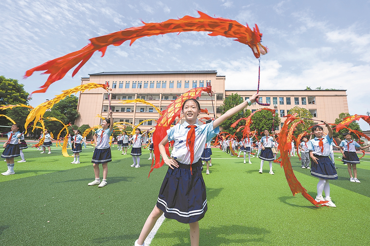 襄阳市海容小学学生们在大课间舞动彩带龙。记者 李旭晖 摄