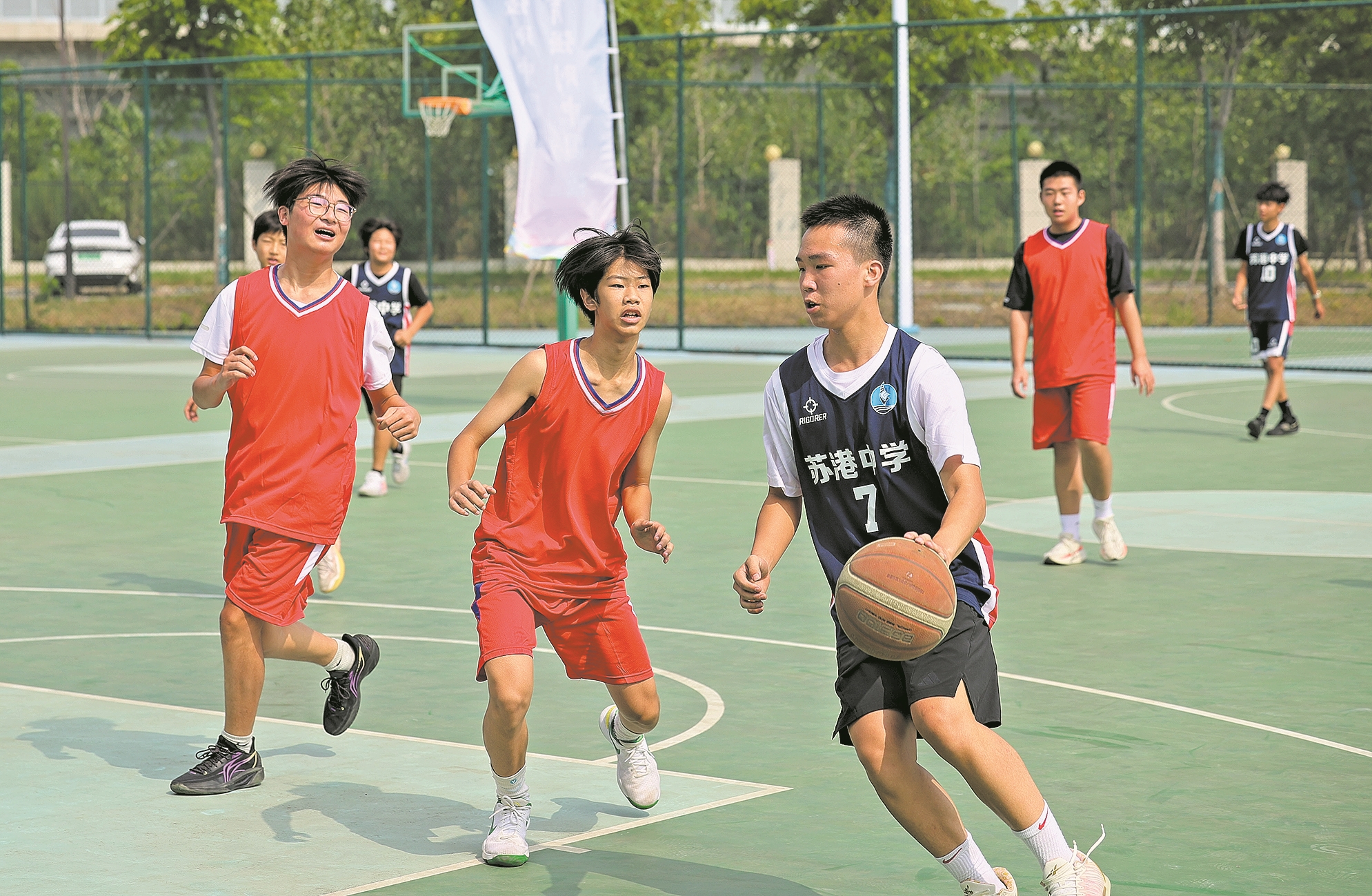 8月10日,青少年参加篮球体验项目。记者 杨东 通讯员 刘紫瑶 摄