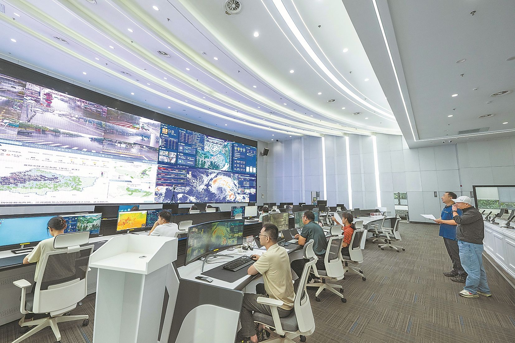 8月11日,在市城运中心,工作人员通过数智襄阳“一张图”以及城市内涝预警综合平台进行监测预警工作。记者 江旭东 通讯员 李丽莎 摄