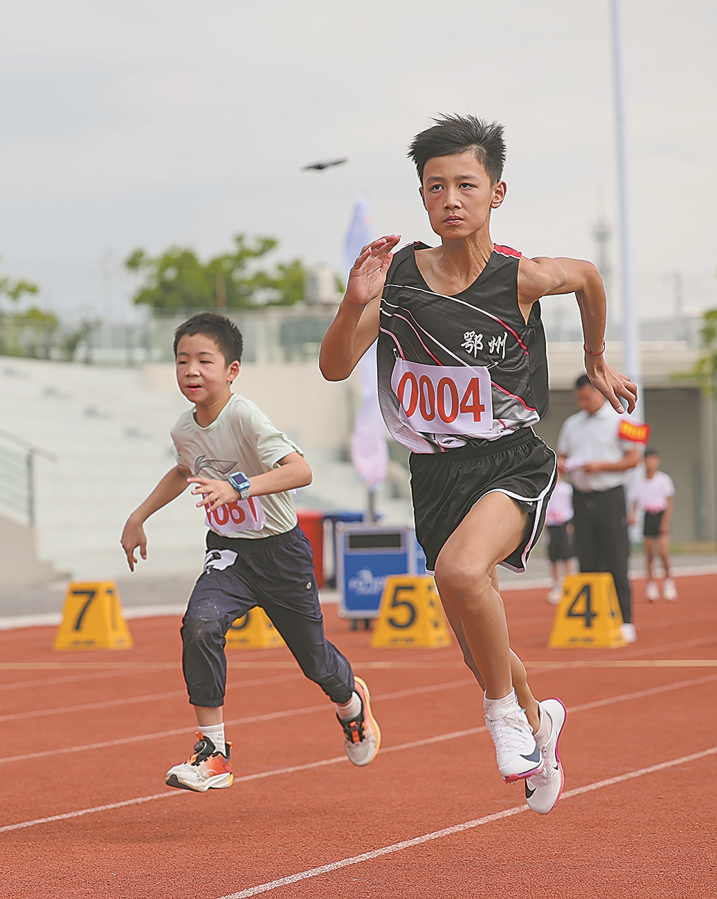 8月10日,青少年参加田径体验项目。记者 杨东 通讯员 刘紫瑶 摄