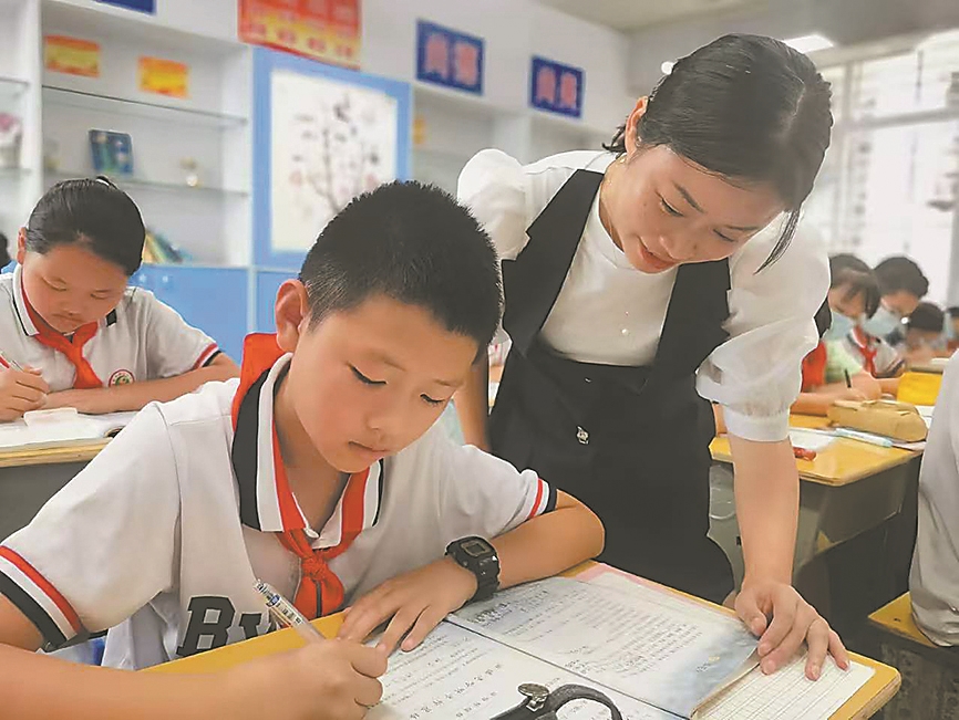 洪蕾辅导学生。