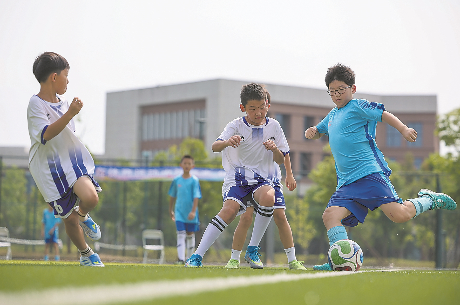 8月10日,青少年参加足球体验项目。记者 杨东 通讯员 刘紫瑶 摄