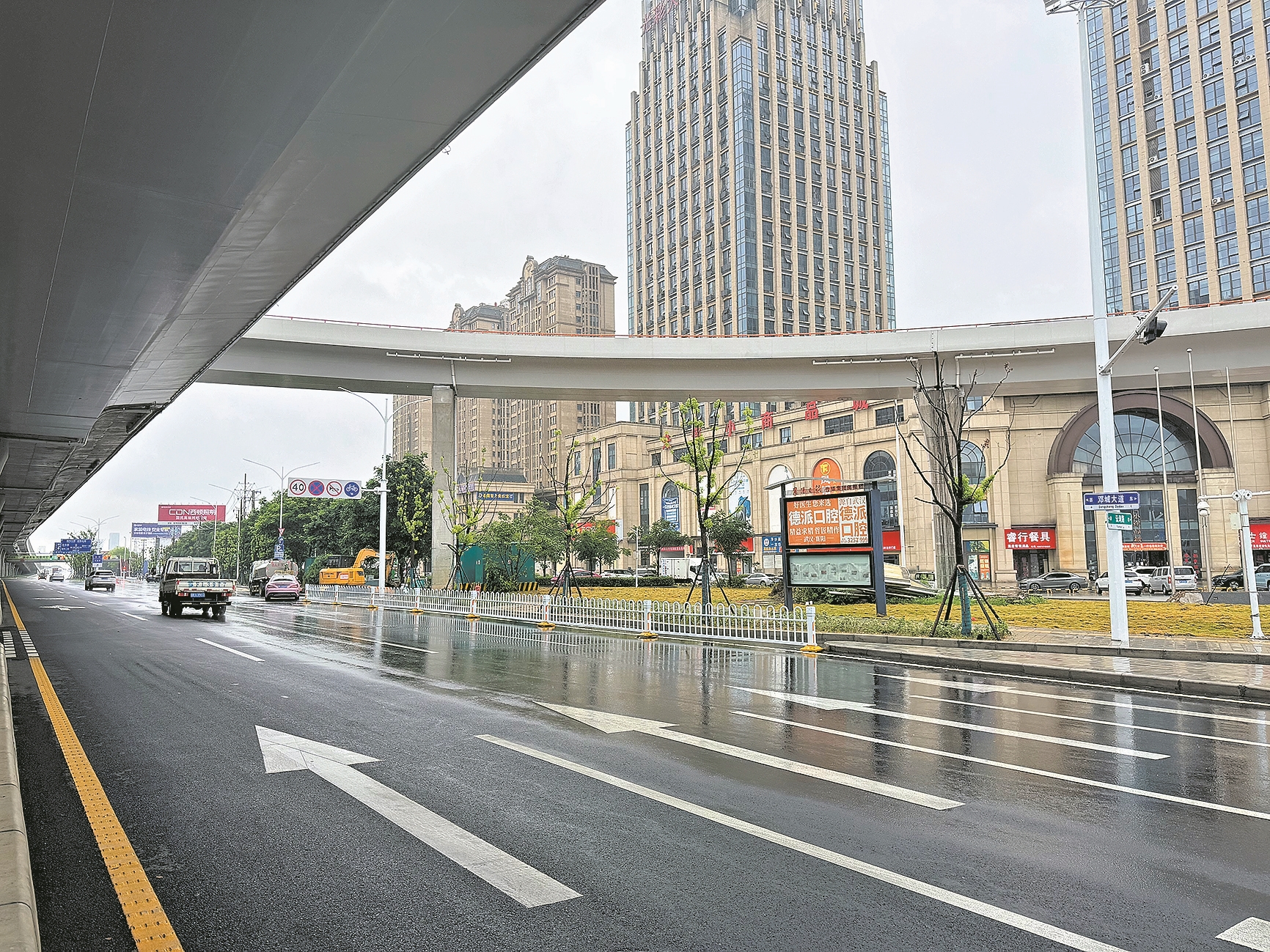 8月13日,高新区邓城大道光彩路段,市民通行正常,路面无明显积水。记者 李旭晖 摄