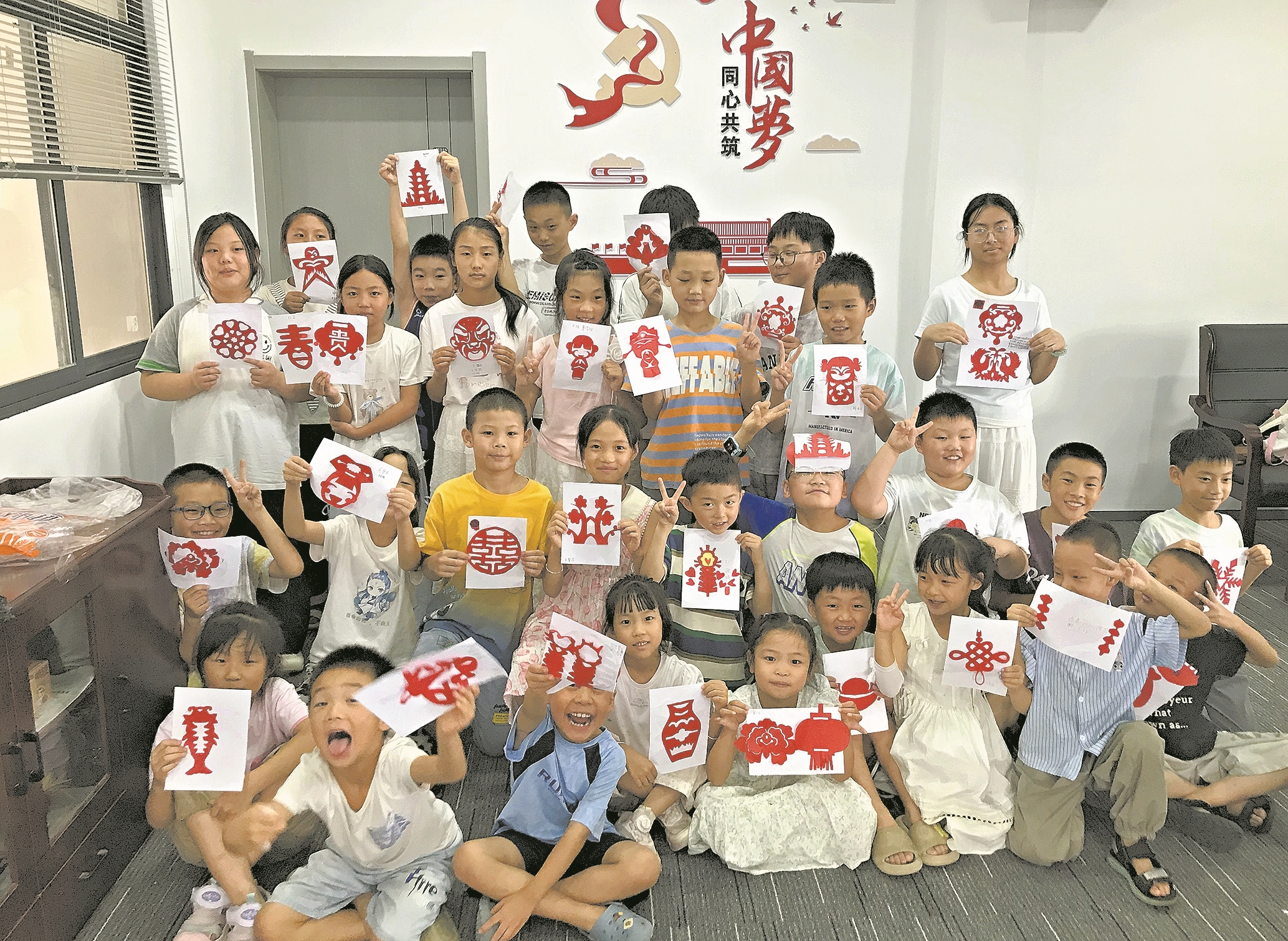 孩子在农家书屋学剪纸。