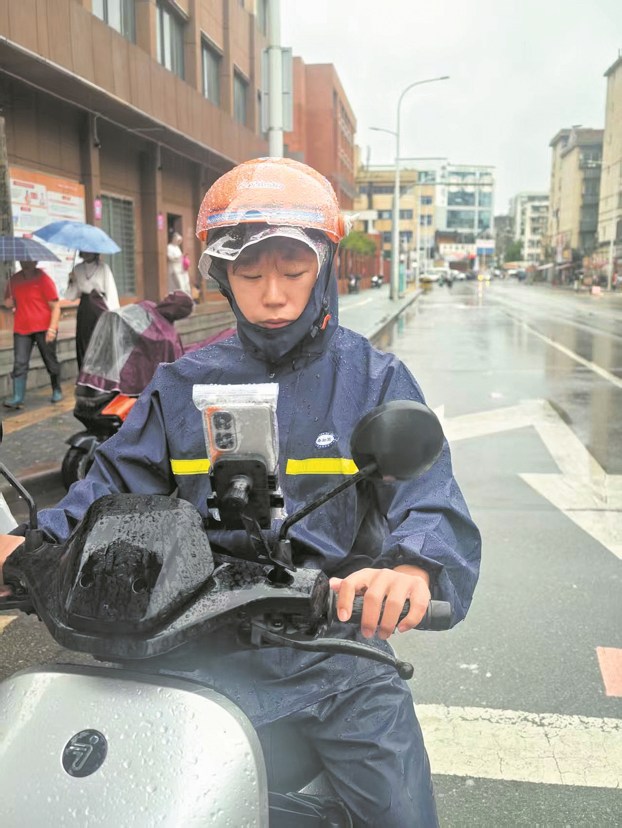 外卖小哥在送外卖途中。记者 朱月皎 实习生 尹顺颍 摄