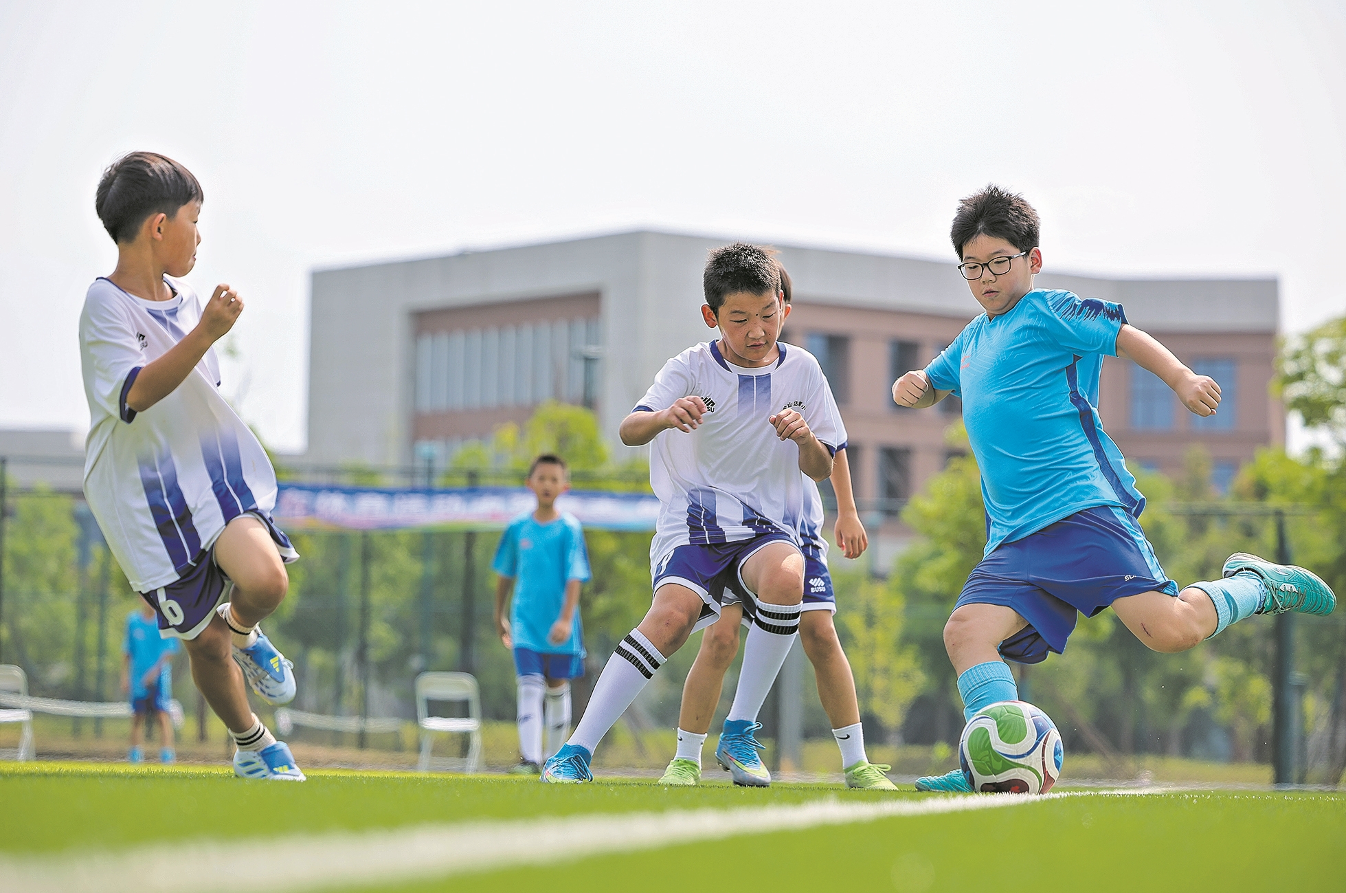 8月10日,青少年参加足球体验项目 记者杨东 通讯员刘紫瑶 摄