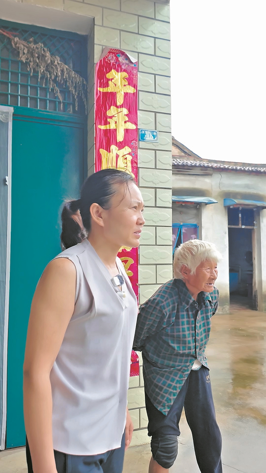 刘丽娟(左)在肖庄村入户走访排查。记者 贺勇 范晓东 摄