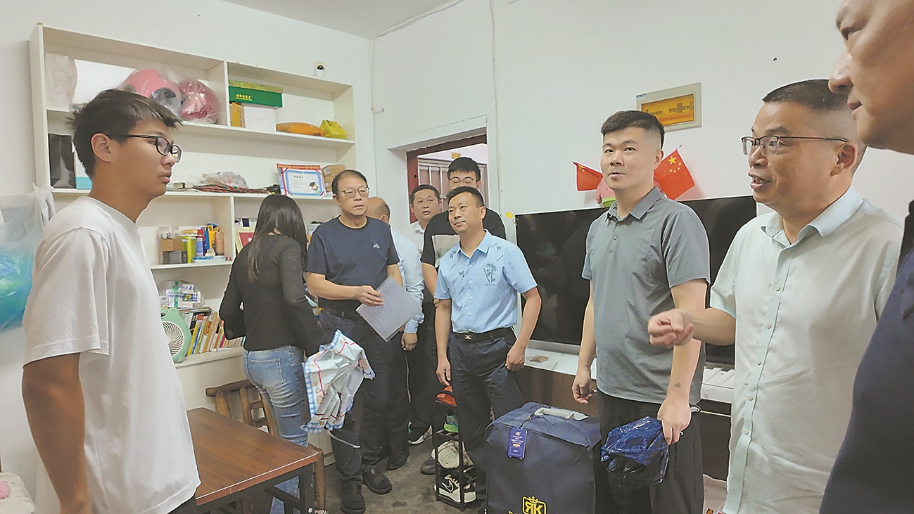 政府部门及社会爱心人士看望李哲浩(左一)
