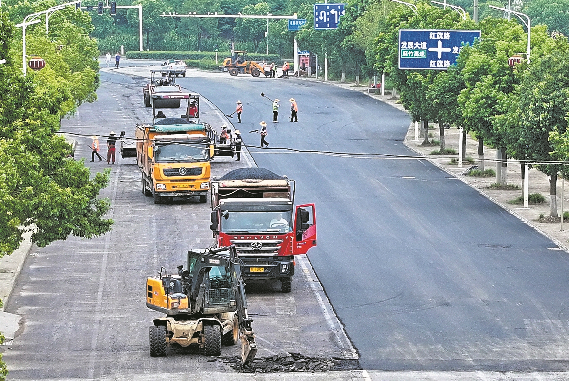 修复破损道路。
