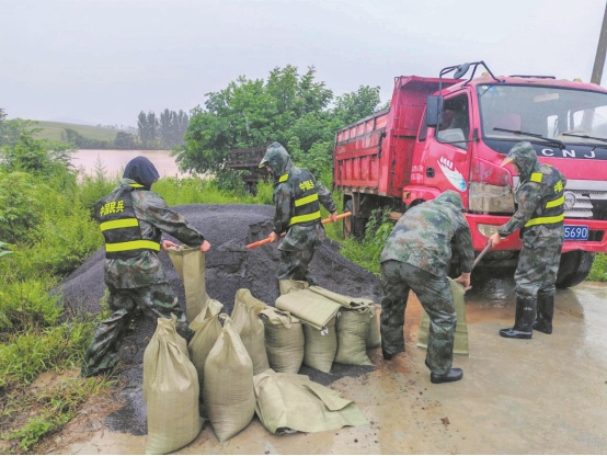 老河口市袁冲乡民兵在白虎山水库开展抢险。