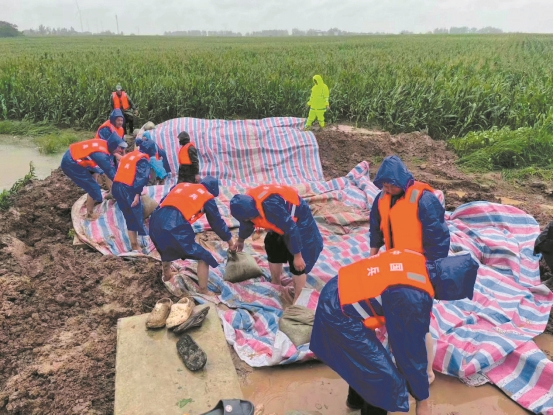 襄州区肖湾街道民兵突击队开挖马洼水库应急泄洪口。