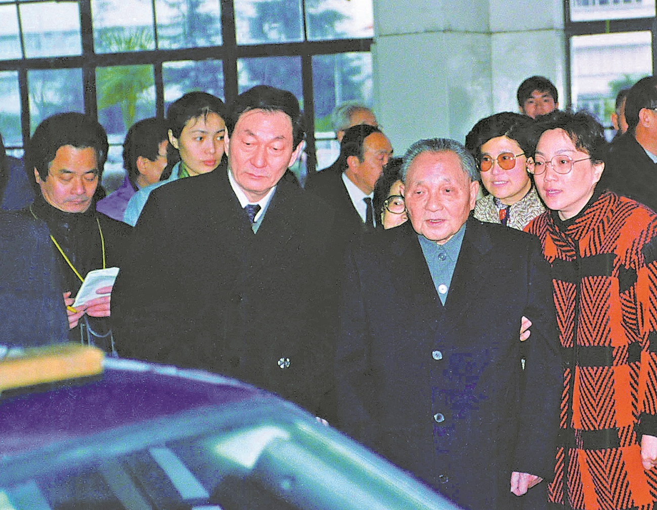 1991年2月6日,邓小平同志考察上海大众汽车有限公司,朱镕基同志陪同。 新华社 发