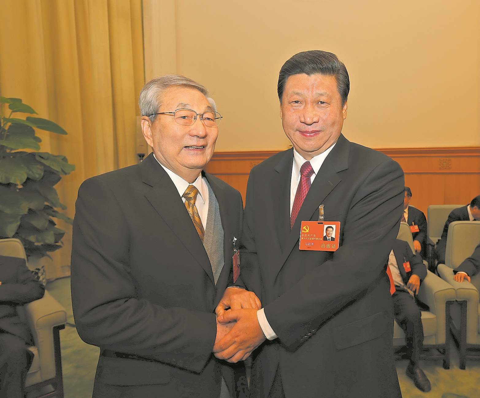 ←2012年11月14日,在党的十八大闭幕前,习近平同志同朱镕基同志在一起。 新华社 发