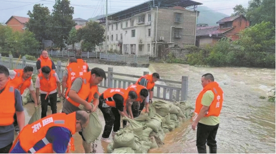 南漳县肖堰镇组织民兵应急筑坝排水。