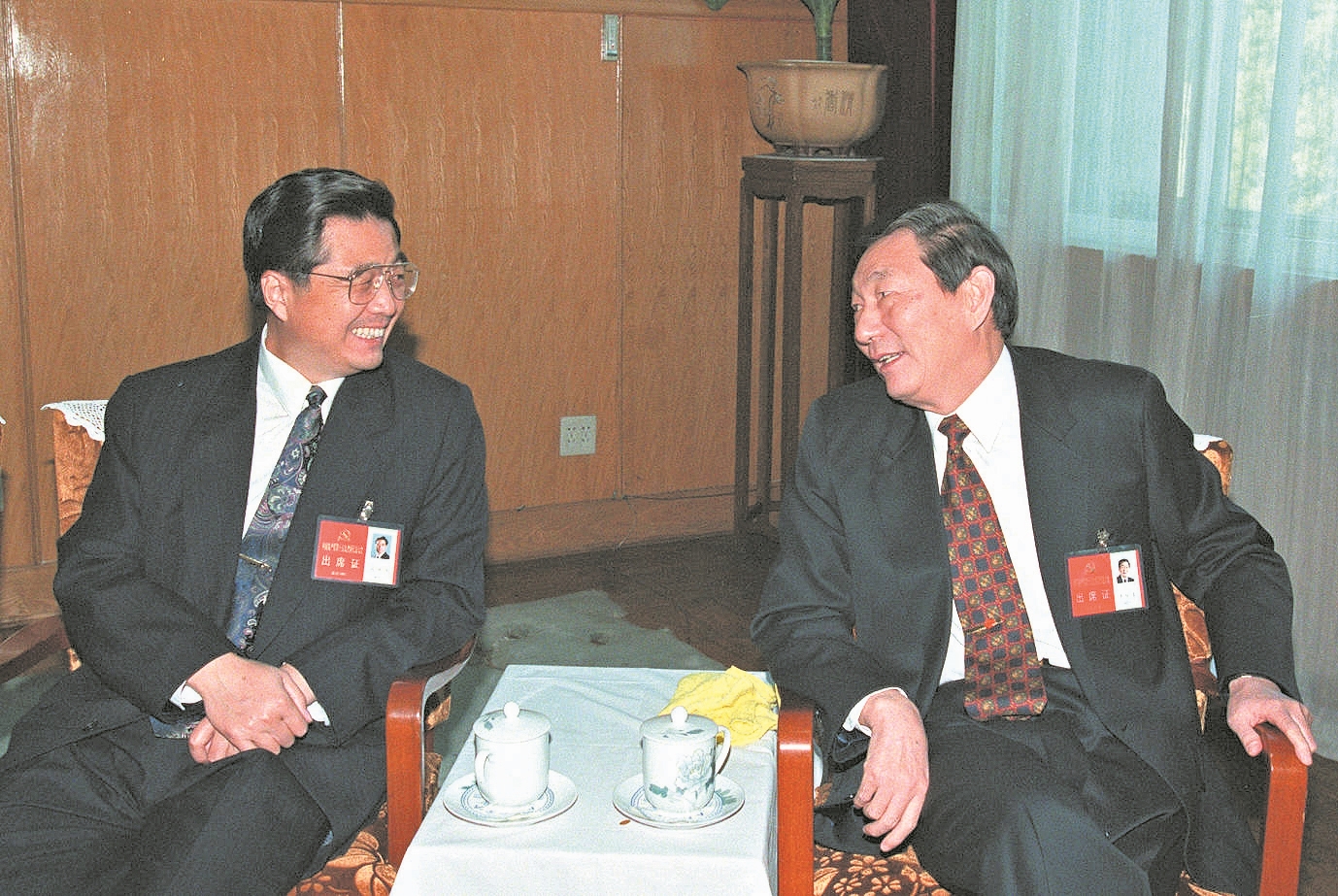 1997年9月18日,胡锦涛同志与朱镕基同志在北京人民大会堂交谈。 新华社 发
