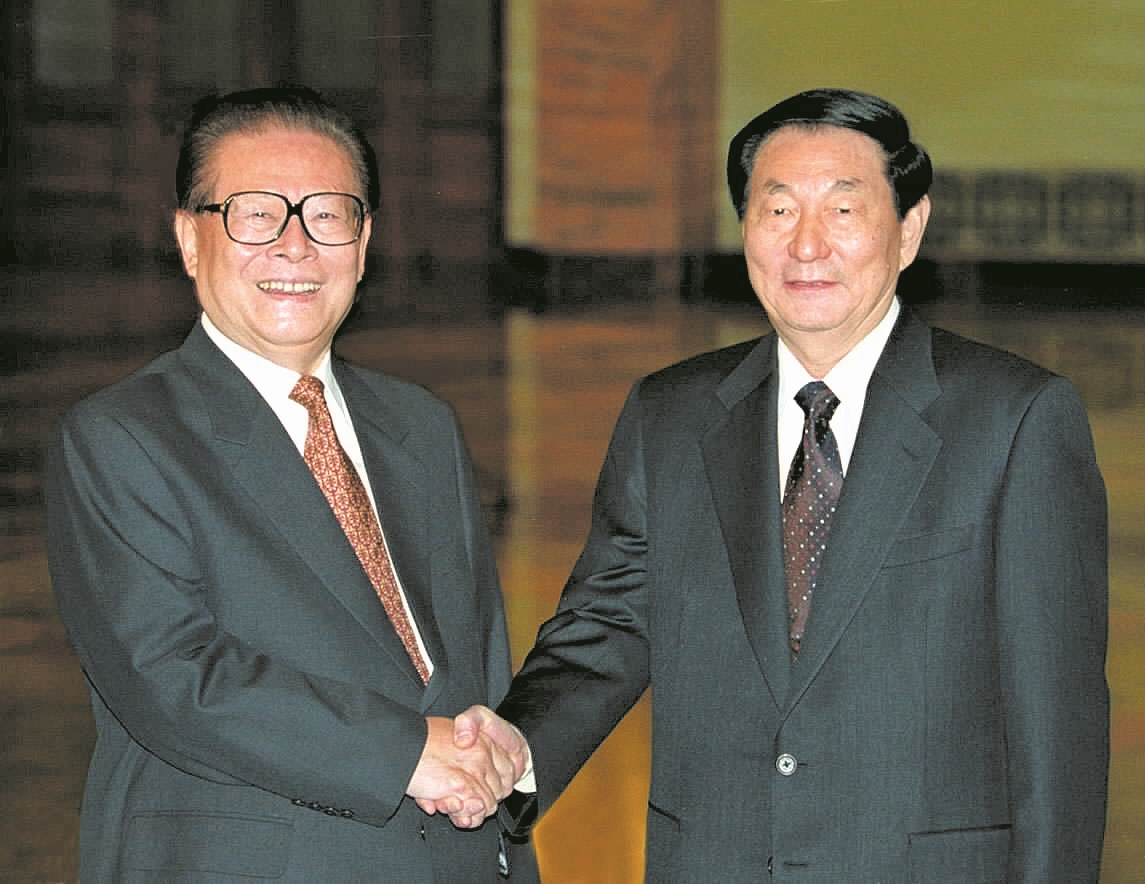 ↑2002年10月22日,江泽民同志和朱镕基同志在北京人民大会堂合影。新华社 发