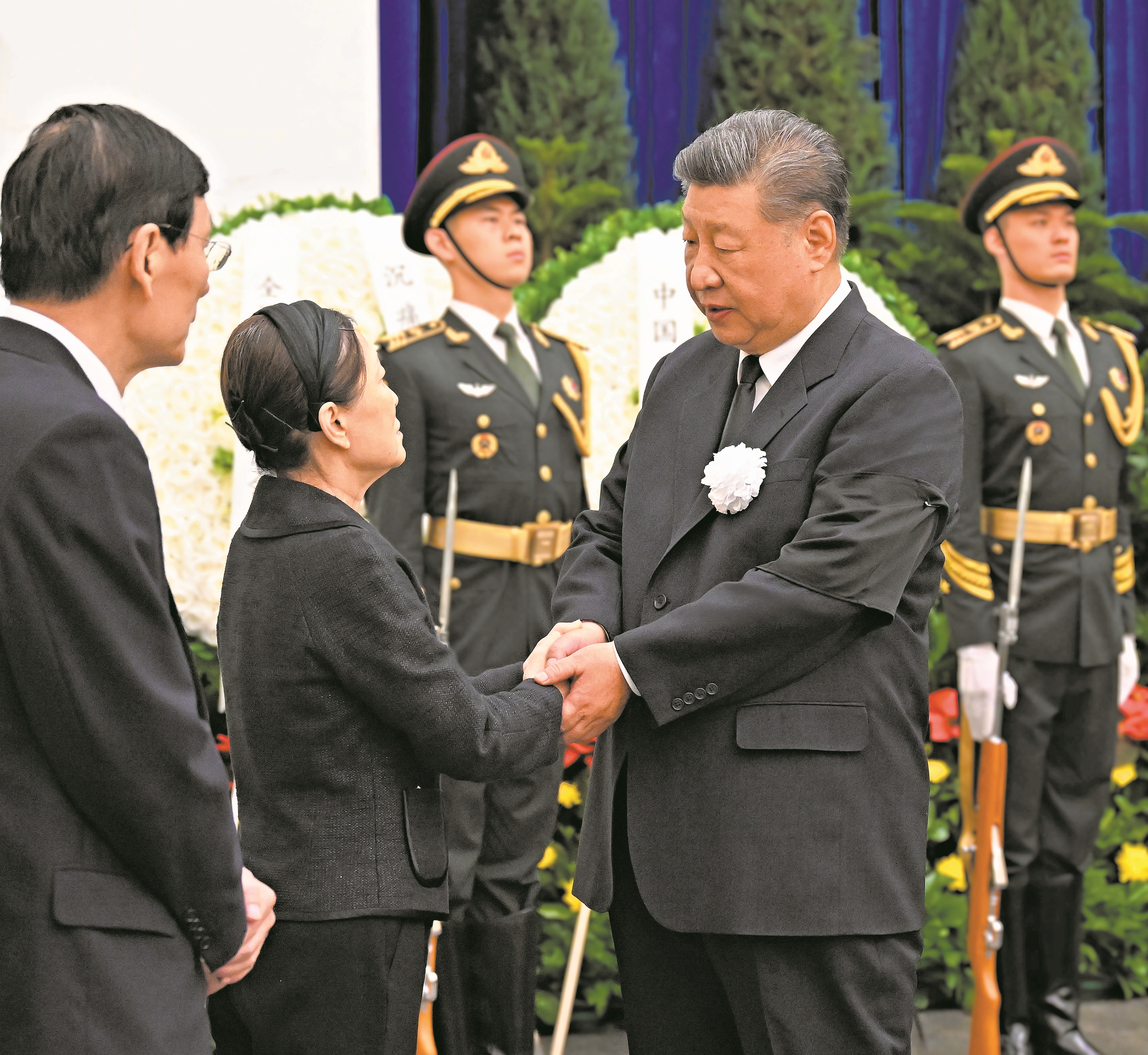 习近平与朱镕基亲属握手,表示深切慰问。 新华社 发