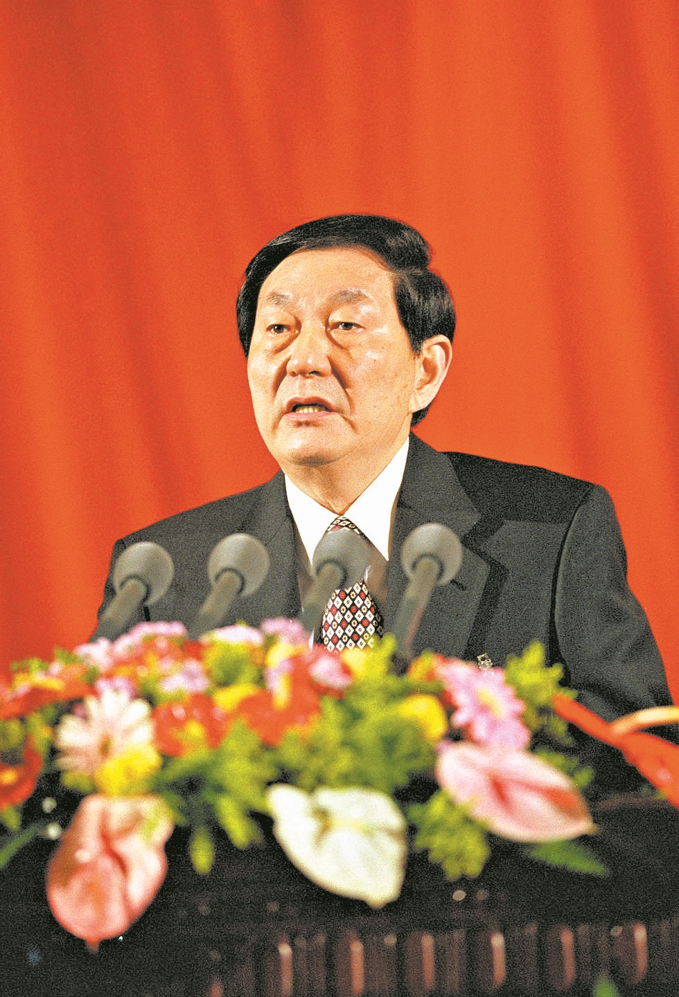 1999年3月5日,朱镕基同志在第九届全国人民代表大会第二次会议上作政府工作报告。 新华社 发