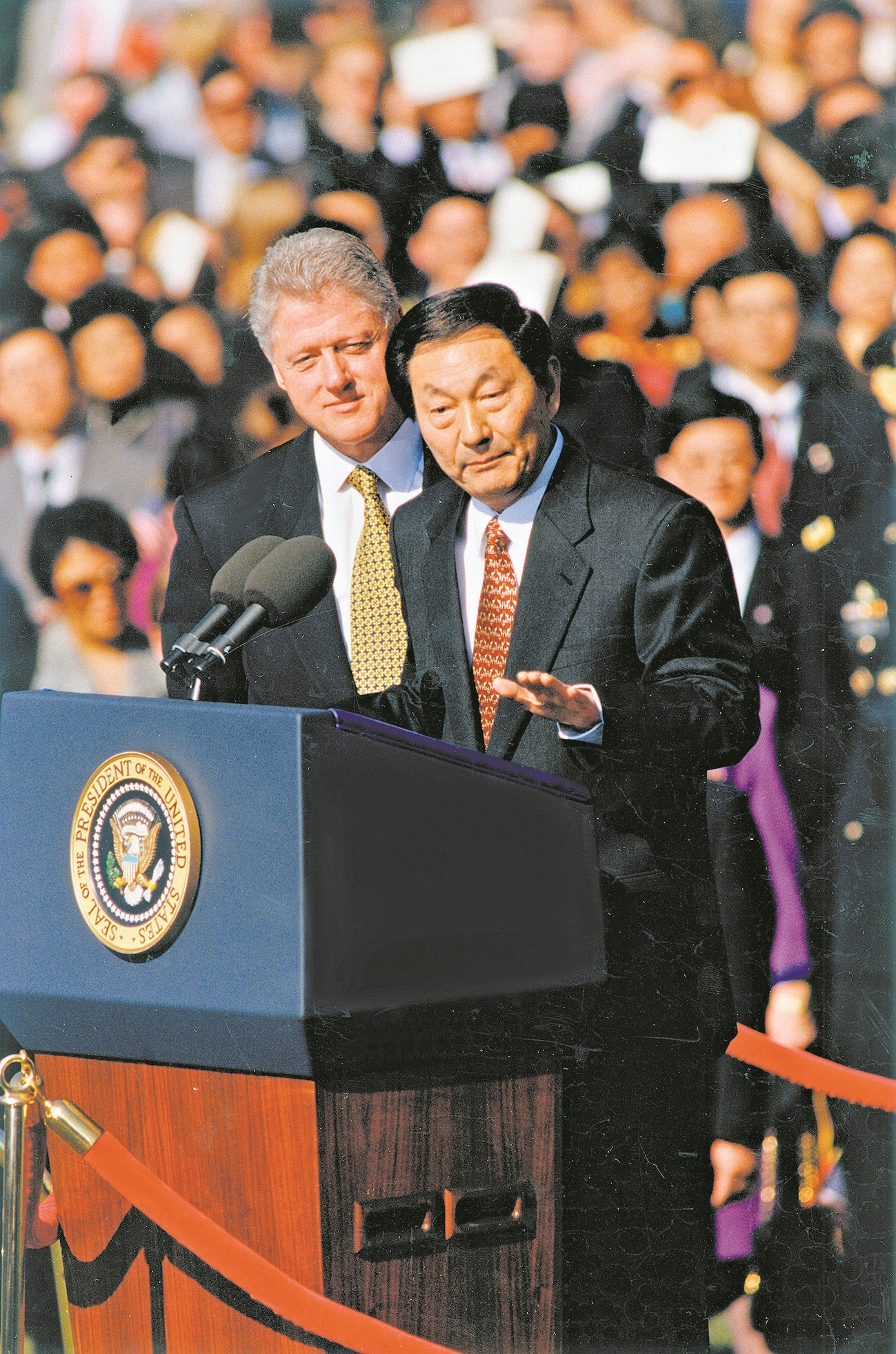 ←1999年4月8日,朱镕基同志访问美国期间出席美国总统克林顿在华盛顿举行的欢迎仪式并发表讲话。 新华社 发