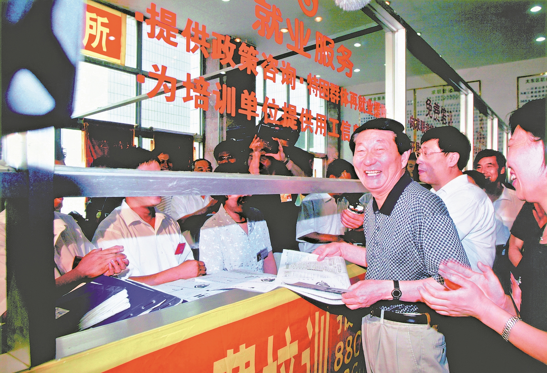 →2002年7月22日,朱镕基同志在辽宁省沈阳市大东区职业技术培训中心考察。 新华社 发