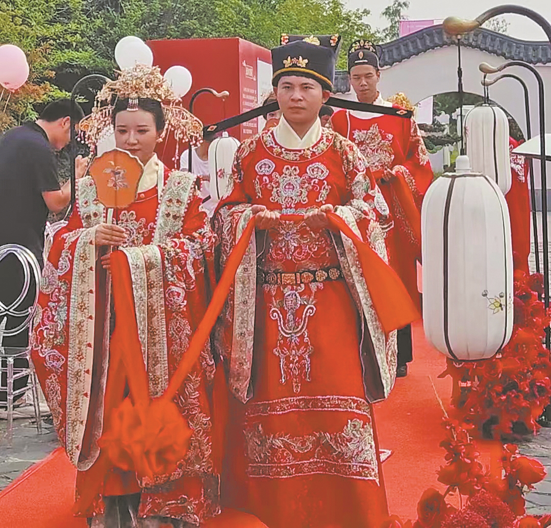 新人们身着中式婚服缓步入场。 记者 韩秀嫣 通讯员 李永昊 胡博 摄