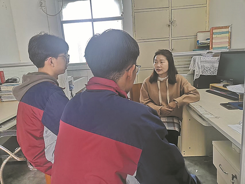 陶志娥指导学生。