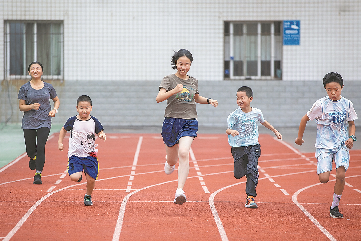 8月20日清晨,在人民路小学教育集团,孩子和家长一起晨跑 记者李旭晖 通讯员高华云 摄