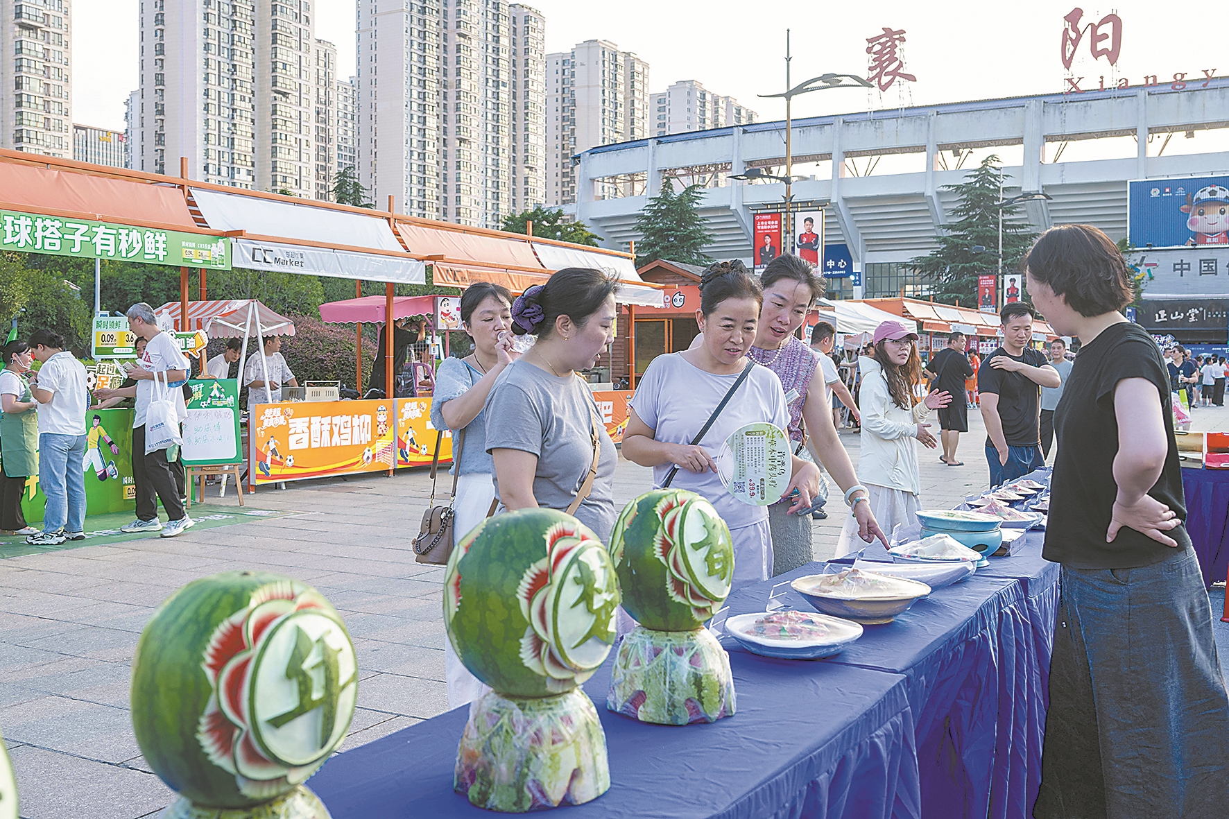 “楚超”美食市集里的宜城文旅特色长桌宴 记者江旭东 摄