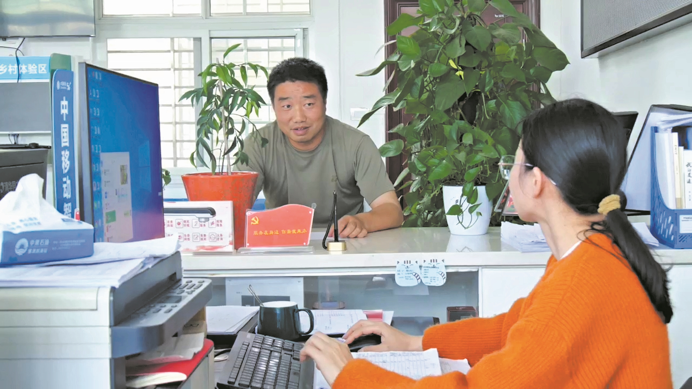 解答居民咨询。