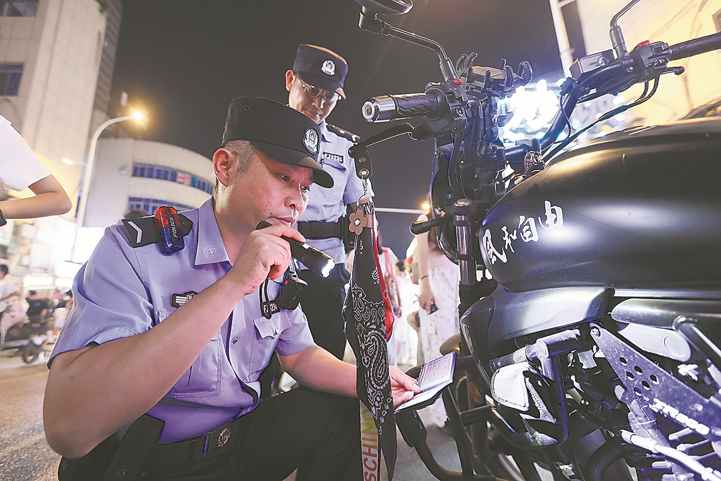 民警对车辆进行例行检查。通讯员 司世伟 摄