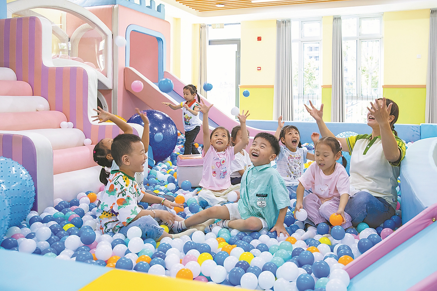 9月1日,樊城区第五幼儿园内,幼儿们和老师一同开展趣味游戏,在欢乐互动中适应集体生活。记者 李旭晖 通讯员 洪郧 摄