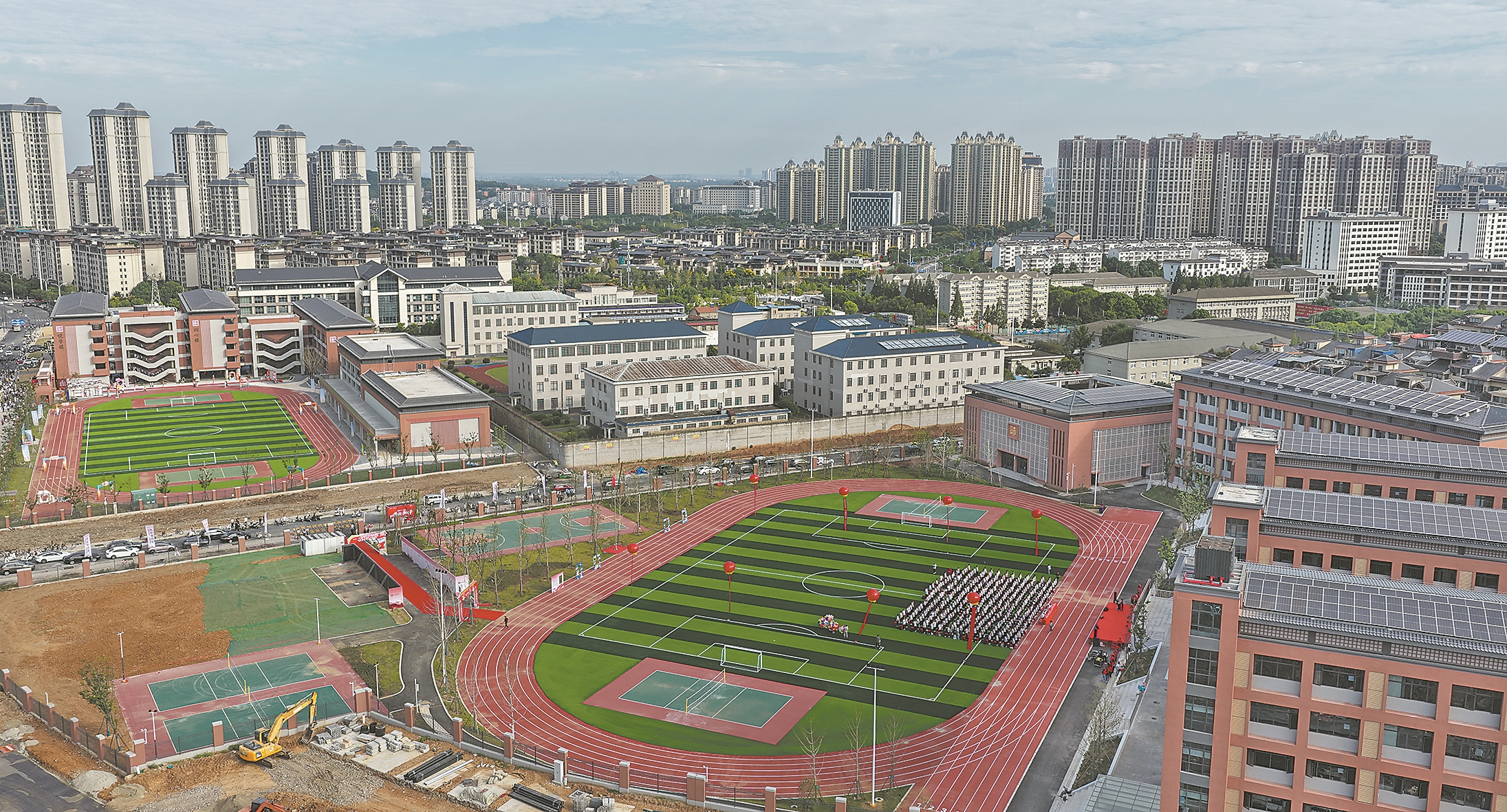 这是9月1日拍摄的襄阳市第一实验小学与襄阳五中附属初级中学麒麟校区。当天,这两所学校举行开学仪式 记者安富斌 谢勇 通讯员曾庆红 摄