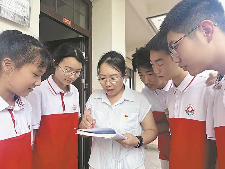 李雪姣辅导学生。