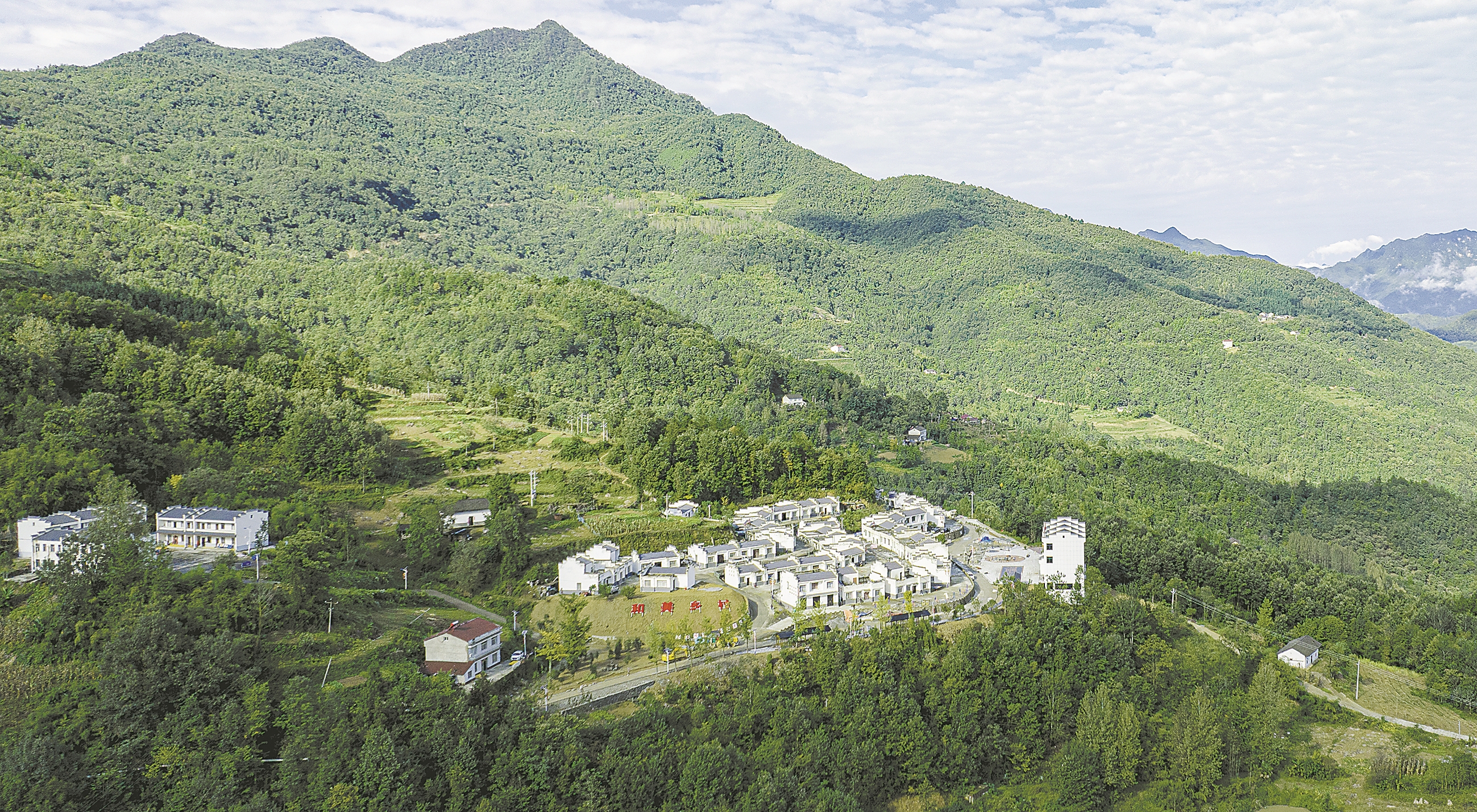 群山环抱。