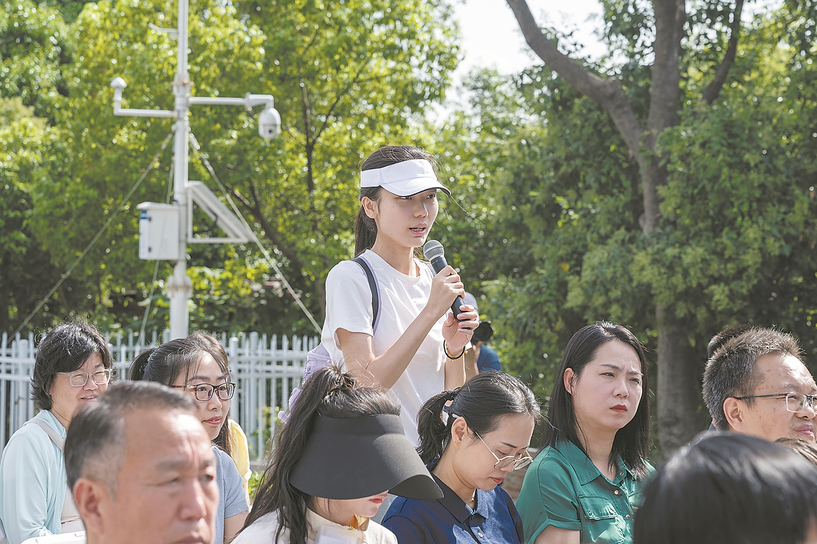 登山爱好者提问。 记者 江旭东 摄