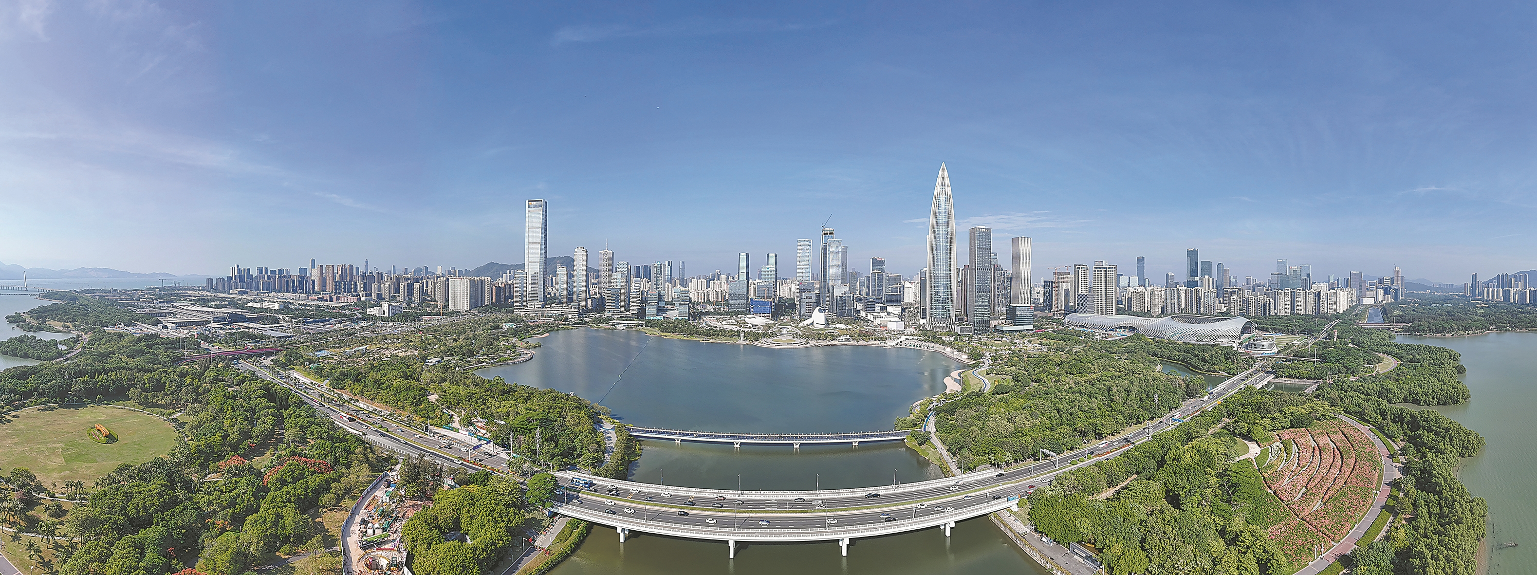 深圳湾文化广场所在的深圳市南山区后海中心区(2025年11月1日摄,无人机全景照片)。新华社 发