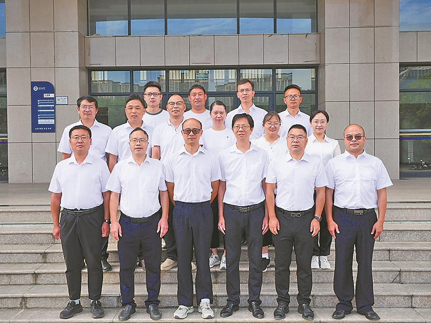 模范班主任(原高三年级) 丁治东、加兵、闫小东、杨晨、邱羽、陈古成、张华齐、张国防、张林怡、柏静、胡冰、胡桂莲、高赢、涂圣义、梁新华、程雪峰、薛东洋