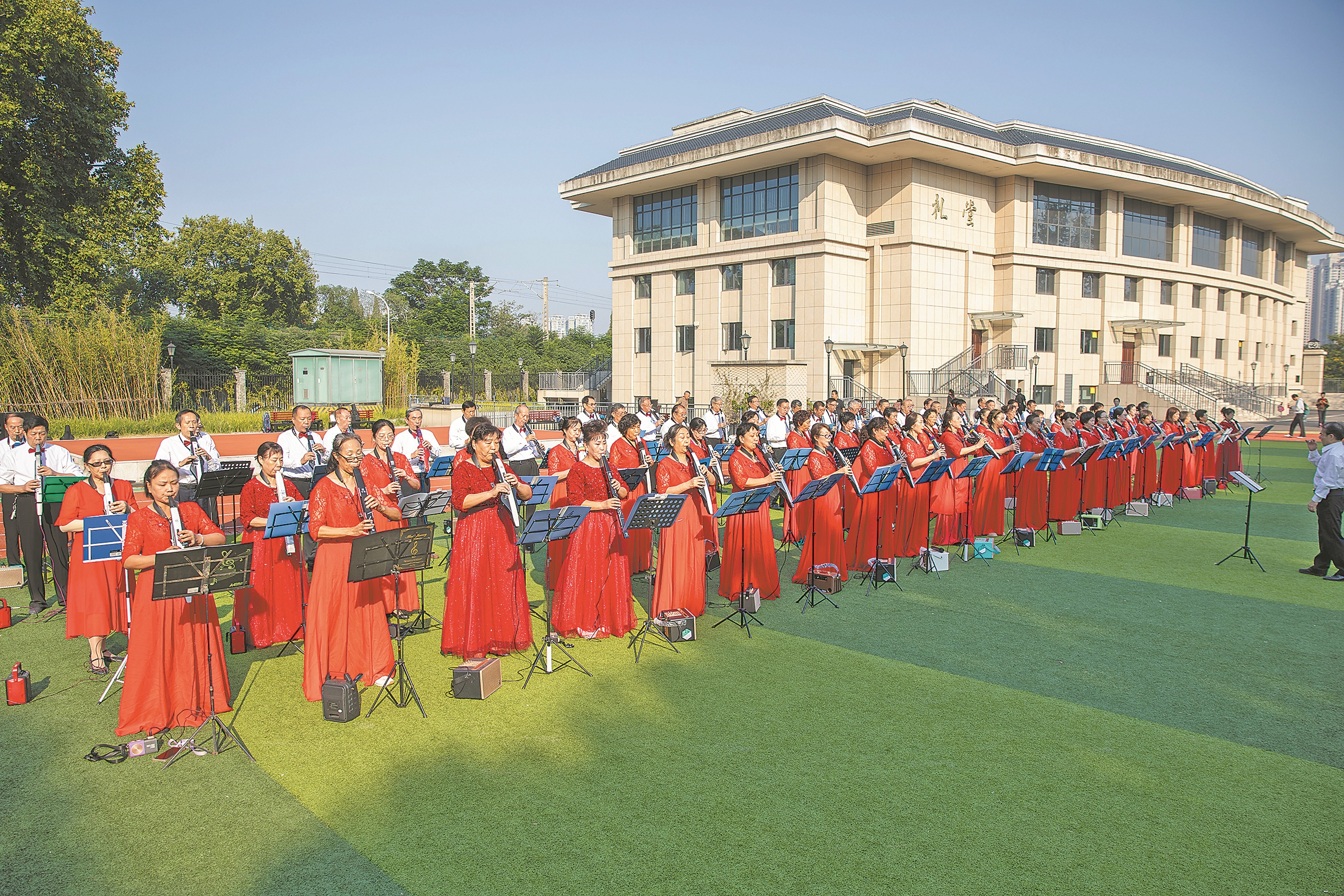 器乐系电吹管班百名学员以合奏《我的祖国》《检阅进行曲》拉开新学期序幕