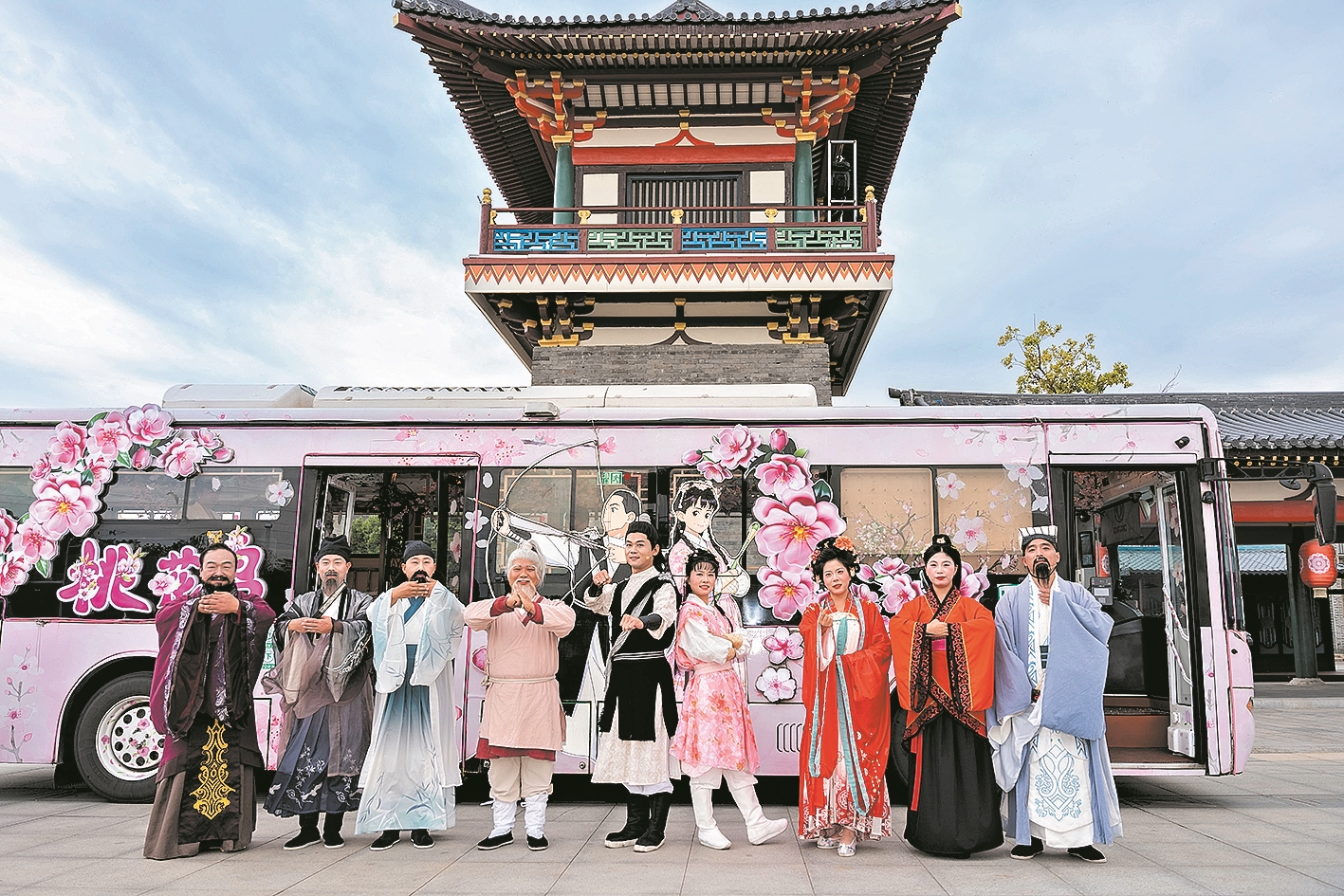 →9月10日,公交市集亮相盛世唐城景区,定制公交、文旅专线集体亮相,襄阳市公交集团员工化身三国人物、唐代诗人、宋代侠客,和市民、游客互动。 记者 杨东 通讯员 赵明星 葛铁 摄