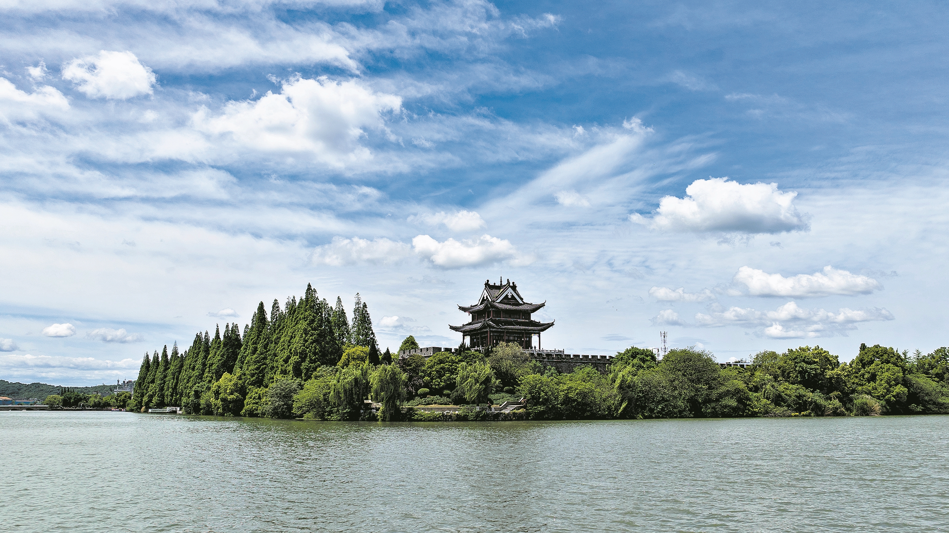 ↑襄阳古城护城河畔草木苍翠,与护城河水相映成景,在晴空下铺展出一幅美丽画卷。 记者 杨东 摄